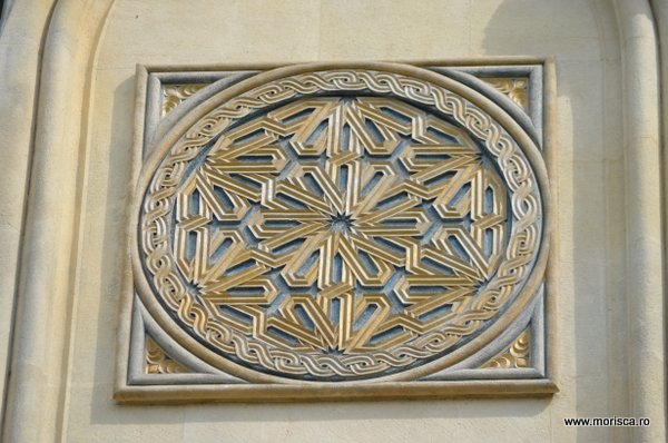 Arges_Manastirea_Curtea_de_Arges_magnolie_31